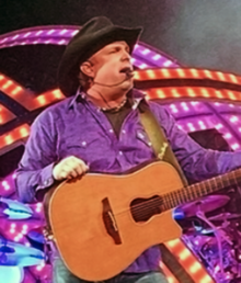 Garth brooks on world tour (crop)