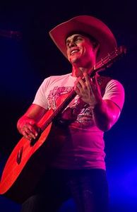 Sponsorpitch & Dustin Lynch