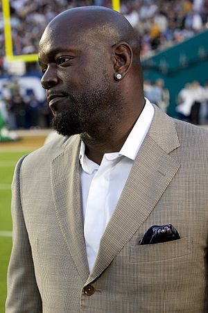 Super bowl 44 emmitt smith (4344089199) (cropped)
