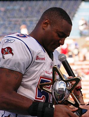 300px derrick brooks with 2006 pro bowl mvp trophy 060210 n 4856g 129